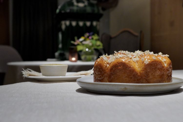 Buchteln, the typical sweet pancakes, here glazed with an elderberry flower syrup, added to an emulsion of beeswax and hay
