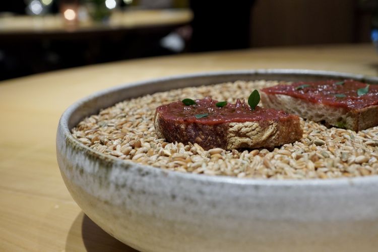 Bruschetta of rye bread with sauce of "mountain tomato" (that is to say a reduction of fermented plums