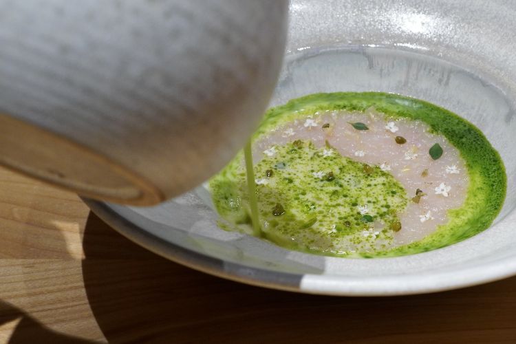 Equilibrio eccezionale e perfezione gustativa in questa Tartare di coregone. Il filetto nel mezzo, le squame del pesce d'acqua dolce sono bollite e fritte così da regalare note croccanti, le carcasse vengono tostate e infuse per ricavarne una salsa arricchita con vino Terlano e olio al levistico. Poi capperi di sambuco. Il piatto risulta insieme intenso e lieve, con splendide note vegetali e armonia totale
