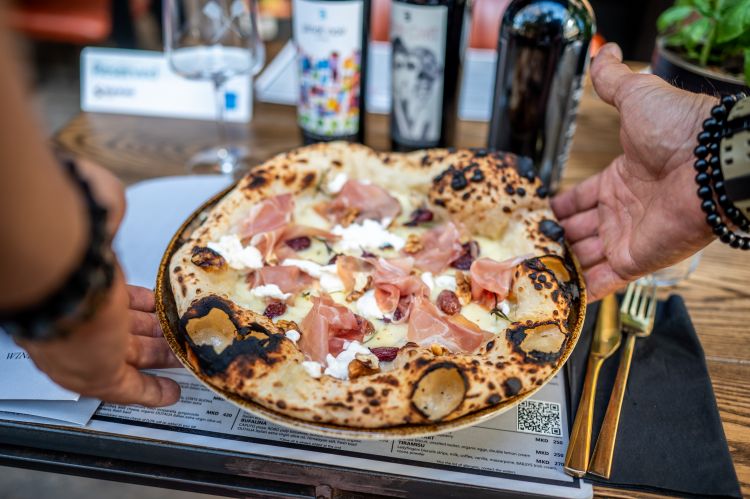 Nostalgia del Sud è la pizza dell'anno con il titolo di una poesia macedone e l'abbinamento creativo di uva pugliese senza semi ai formaggi della Latteria Sorrentina