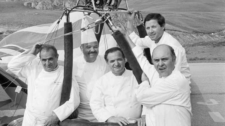 Una foto straordinaria del 1983. Da sinistra ;Paul Bocuse, Pierre Troisgros, Jacques Pic, Georges Blanc e Alain Chapel, tra i massimi esponenti della Nouvelle cuisine