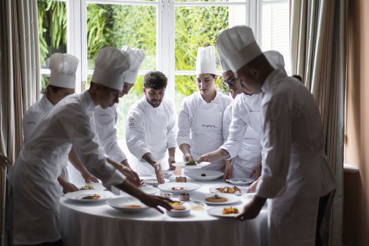 Lo chef Antonio Romano, al centro, con la sua brig