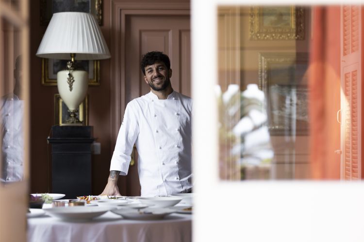 Lo chef Antonio Romano. Classe 1993, di Roma, dopo gli studi si trasferisce a Londra dove lavora nel Dinner by Heston Blumenthal. Torna poi in Italia per approdare alla corte di Heinz Beck alla Pergola di Roma. Un percorso, quello con il suo mentore, che dura 6 anni, comprese le esperienze ad Attimi a Milano e in Toscana al Castello di Fighine, dove conquista la sua prima stella Michelin. Nel 2019, &egrave; finalista per il S.Pellegrino Young Chef Award, mentre nel 2022 prosegue la sua carriera da Spazio7 a Torino. Da marzo 2024 &egrave; executive chef del ristorante Nove di Villa della Pergola ad Alassio
