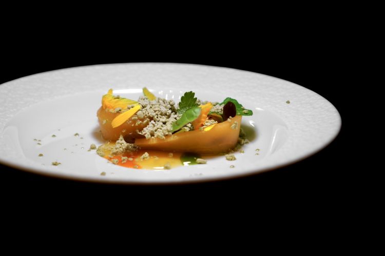S'inizia con gli appetizer:&nbsp;Insalata di finocchi marinata allo zafferano con&nbsp;cr&egrave;me fra&icirc;che al ras el hanout. Poi Chawanmushi di asparago di Albenga con mandorle e olio all&rsquo;aglio orsino. Quindi Tartelletta ripiena di tartare di vitello condita con soia, limone, cipolla e fave&nbsp;(buonissima: fondente e croccante, acida, col finale lungo un bell'umami). Quindi Panissa alla paprika con emulsione al prezzemolo e cedro del nostro giardino&nbsp;(troppo sapida). Infine Pissaladi&egrave;re di cipolla, oliva taggiasca, alice marinata e pomodoro. Il primo antipasto, nella foto, &egrave; Melone cantalupo poch&eacute; con zucchine alla scapece, trombette sott'olio, semi di zucca canditi, neve di fiori di zucca e menta: melone cantalupo cotto a bassa temperatura con succo di melone arrosto, accompagnato da zucchina trombetta sott&rsquo;olio. Alla base c&rsquo;&egrave; una purea di zucchine con olio alla menta. Infine neve azotata profumata di zucchina e menta, con semi di zucca fritti, canditi e salati
