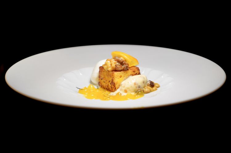 Dopo il pre-dessert (Gelo di limone e zenzero, lemongrass e quinoa soffiata) ecco&nbsp;Pain perdu come un pandolce genovese, con latticello, miele e agrumi del giardino: &egrave; un pain perdu in chiave ligure. Il pan brioche viene imbevuto nel latticello e poi scottato in padella. Alla base una vinaigrette agli agrumi, gelato all&rsquo;arancia, spuma di miele, gelato alla crema, uvetta e rum
