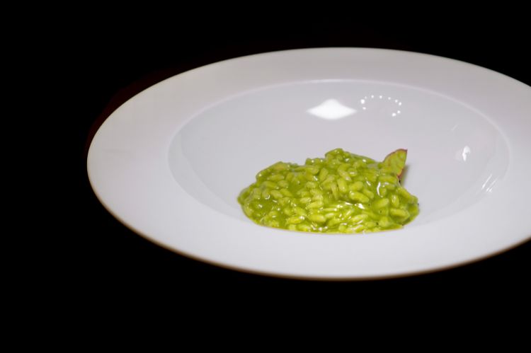 Risotto alle ortiche&nbsp;con pasta di limoni al barbecue, burro acido, orecchie di maiale e prebbugiun. Le orecchie di maiale sono cotte a pressione; dal loro fondo viene ricavata una glassa con cui vengono rifinite. Si aggiungono un tocco di limone e&nbsp;le erbe del preboggion, ossia le classiche erbe della cucina ligure. A &ldquo;coprire&rdquo; il tutto, un risotto alle ortiche con pasta di limone bruciato e burro acido
