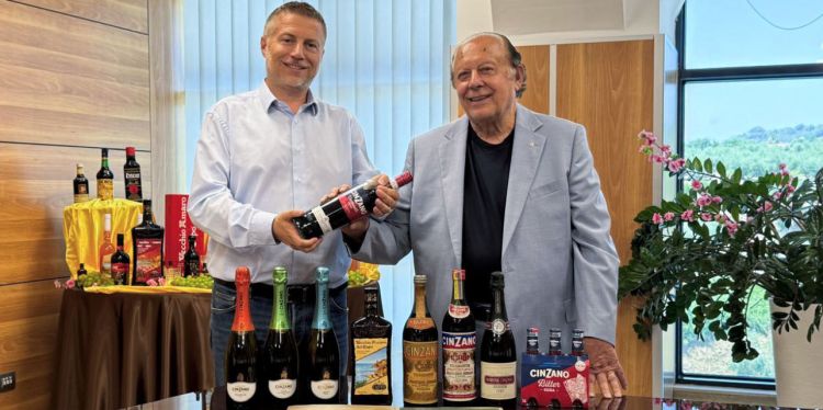 Pippo Caffo col figlio Nuccio, ceo del gruppo, al momento dell'acquisizione della Cinzano