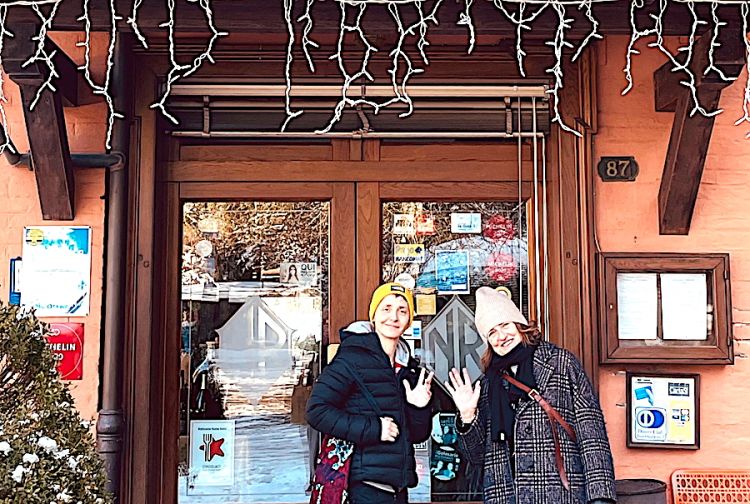 Irina Steccanella e Luisa Acciarri Marchi sorridono davanti all'ingresso della Nuova Roma a Zola Predosa (Bologna)
