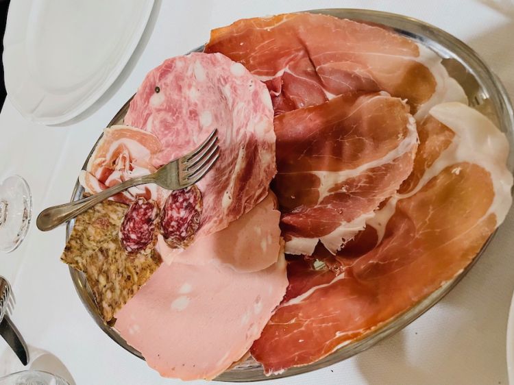 Bologna = salumi, sempre un festival, alla Nuova Roma serviti ancora con pane e riccioli di burro
