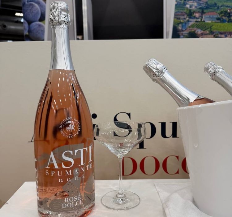 La magnum di Asti Rosé stappata per l'occasione al Vinitaly
