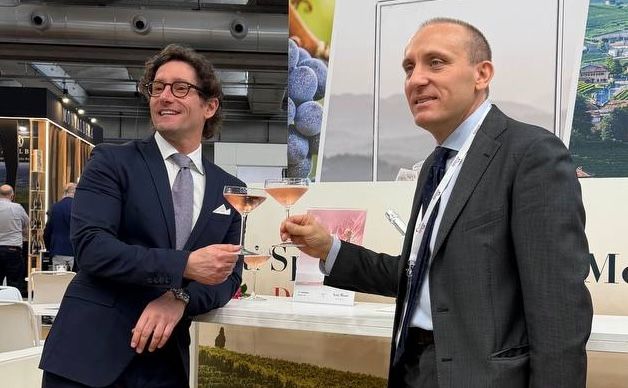 Da sinistra, Giacomo Pondini e Stefano Ricagno, direttore e presidente del Consorzio dell'Asti Docg