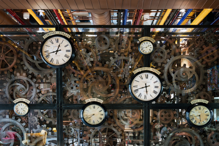 Gli orologi con i fusi orari del caffè nel ristorante Condividere (foto Andrea Martiradonna)
