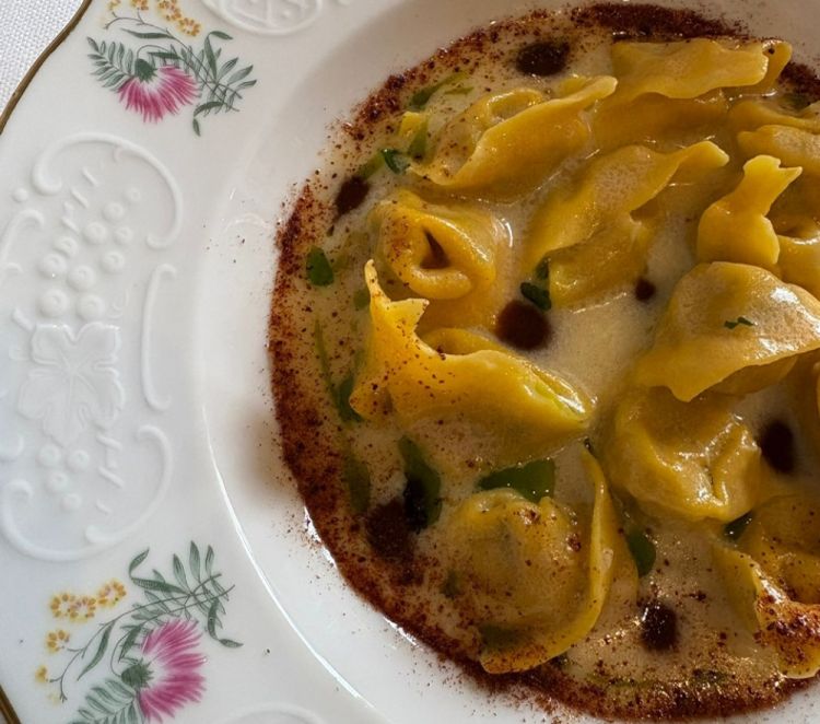Cappelletto ripieni di granchio blu, beurre blanc, olio al basilico e polvere di pomodoro
