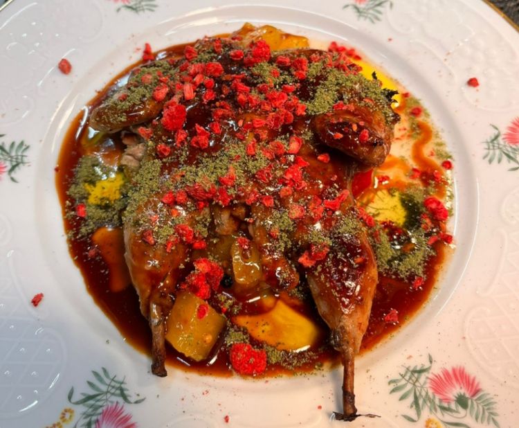 Quaglia ubriaca al Vermentino, chutney di ananas, polvere di salvia e lamponi
