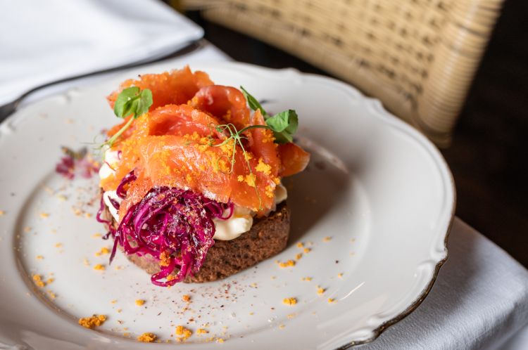 Toast di pane ai cereali con trota, insalata russa, cavolo rosso
