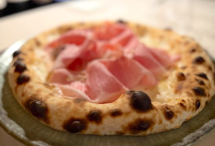 Patacotto & Comté, tra le specialità della pizzeria Ohh Pasillo a Rubiera (Reggio Emilia), con prosciutto cotto leggermente affumicato e Comté AOP