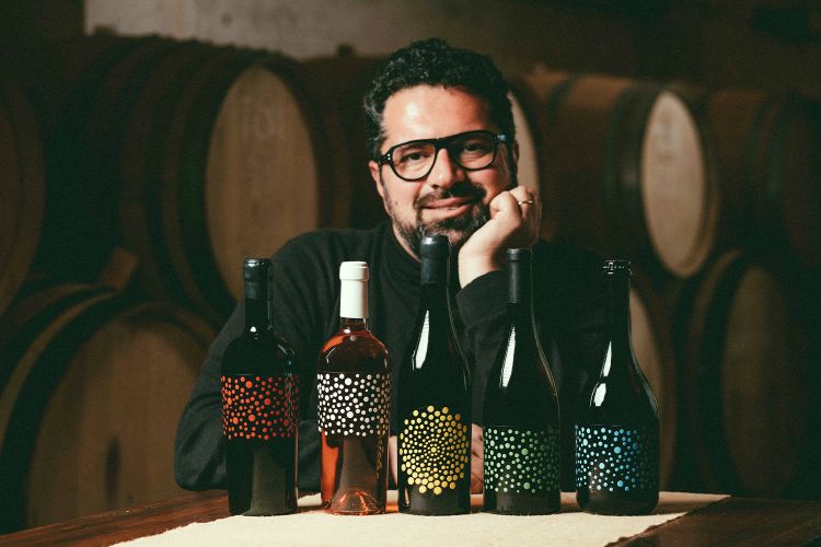 Giovanni Aiello con i suoi vini