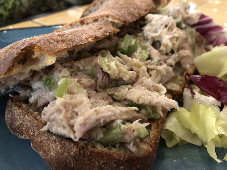 Ciabatta croccante farcita con insalata di pollo: è mantecata alla perfezione e ha la spinta sapida di un ingrediente segreto
