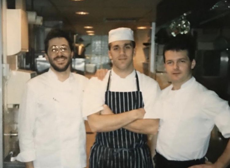 Davide Oldani tra Michel Roux junior, con barba e occhiali, e Mark Prescott, chef della Gavroche, in forza anche da Gualtiero Marchesi in via Bonvesin de la Riva a Milano per fare un'esperienza creativa italiana
