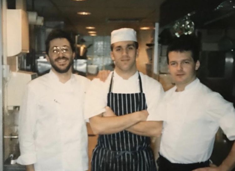Davide Oldani tra Michel Roux junior, con barba e occhiali, e Mark Prescott, chef della Gavroche, in forza anche da Gualtiero Marchesi in via Bonvesin de la Riva a Milano per fare un'esperienza creativa italiana