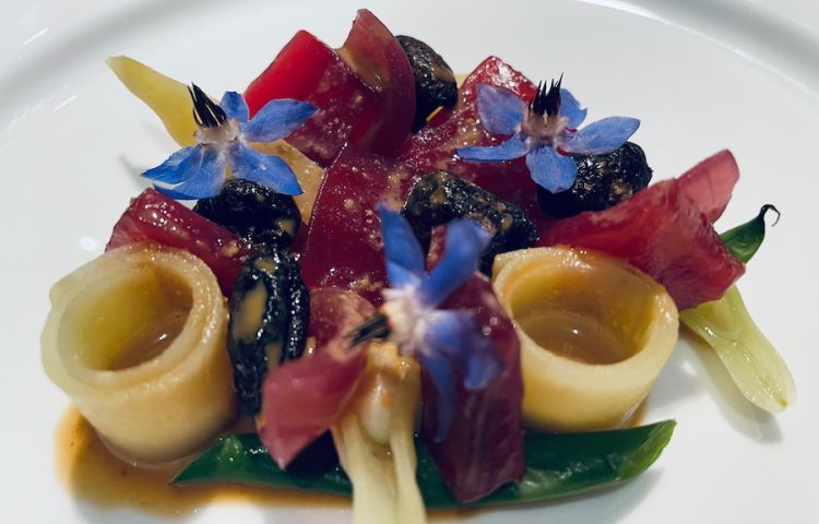 Davide Oldani e il “Condiglione”, una tradizione ligure che ricorda l'Insalata nizzarda, al D'O con fagiolini, tonno rosso in salagione, anacardi, olive taggiasche e, nella foto sotto, uno stregante pomodoro soufflé in accompagnamento