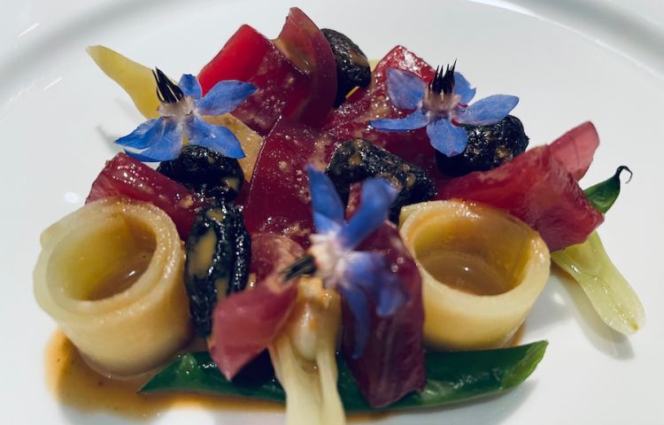 Davide Oldani e il “Condiglione”, una tradizione ligure che ricorda l'Insalata nizzarda, al D'O con fagiolini, tonno rosso in salagione, anacardi, olive taggiasche e, nella foto sotto, uno stregante pomodoro soufflé in accompagnamento
