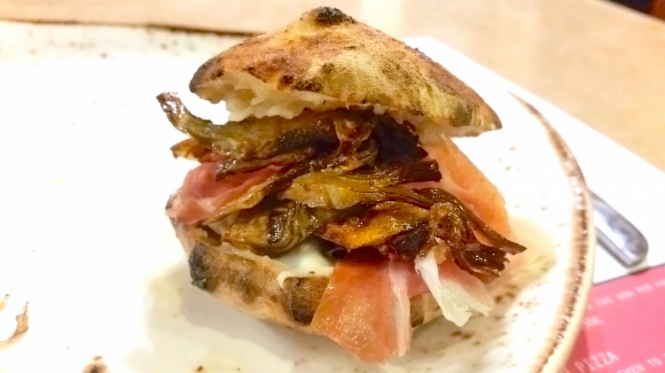 Il “panino” A Purpetta di Nonna Concetta, che riporta a un sapore antico; la croccantezza dell’impasto ben si sposa con la polpetta fritta messa nel ragù e completata con Parmigiano Reggiano 48 mesi e basilico