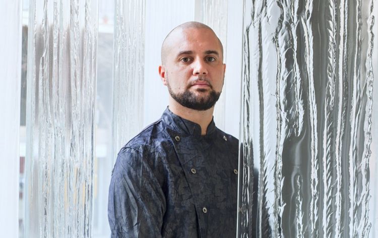 Oliver Peña, at the helm of the kitchen of Enigm