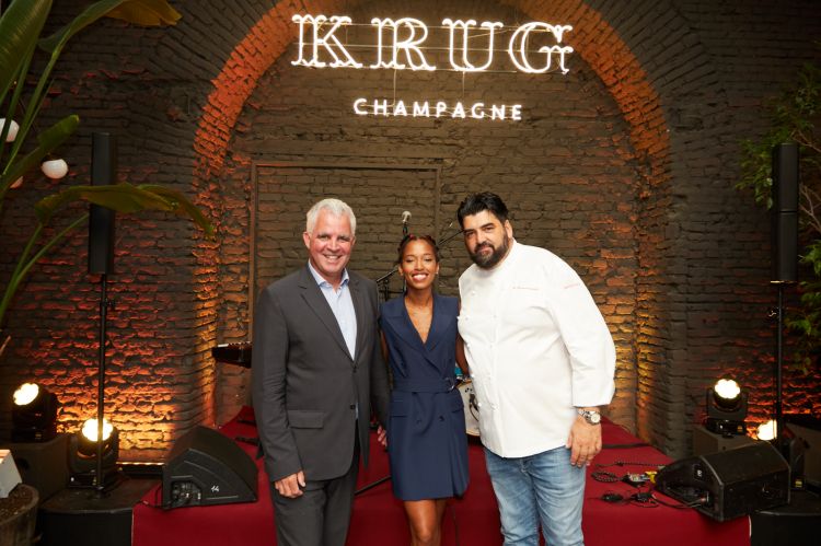 Olivier Krug, la cantante Vhelade e lo chef Cannavacciuolo 
