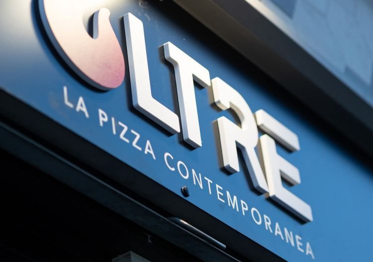 L'insegna dlela pizzeria Oltre