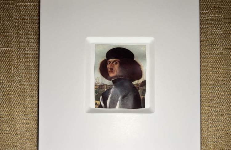 Omaggio a Carpaccio - È un omaggio al carpaccio di Giuseppe Cipriani, anno 1958, e naturalmente al pittore Vittore Carpaccio. Sotto una fibra vegetale che riproduce il Ritratto di nobile veneziano, databile intorno al 1510 e attribuito a Carpaccio, oggi conservato al Norton Simon Museum di Pasadena, si trova una tartare di carne di Garronese cruda e marinata, accompagnata da maionese di fico, una riduzione di vitello e santoreggia. La carne è buonissima, il velo un po' troppo dolciastro