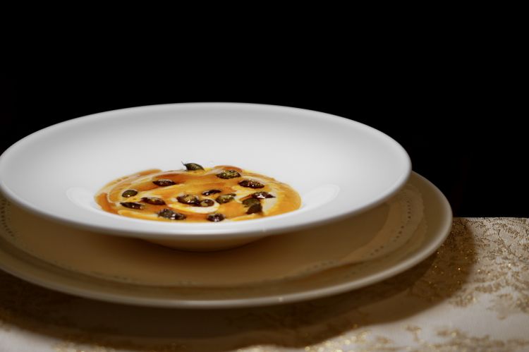 Omaggio a Gianni Cosetti, piatto de Al Paradiso di Pocenia (Udine): suf di cavòze (vellutata di zucca, farina di mais), olio e semi di zucca tostati (di Anaxum, a Torsa di Pocenia), crema di latte e morcje (morchia, ossia farina di mais tostata nel burro nocciola). «È un piatto che deriva dalla memoria collettiva. Mia nonna metteva in tavola un bel pezzo di polenta, un po’ di zucca stufata e poi ci versava sopra il latte, mescolava ed ecco il suf», dice la titolare Federica Cengarle