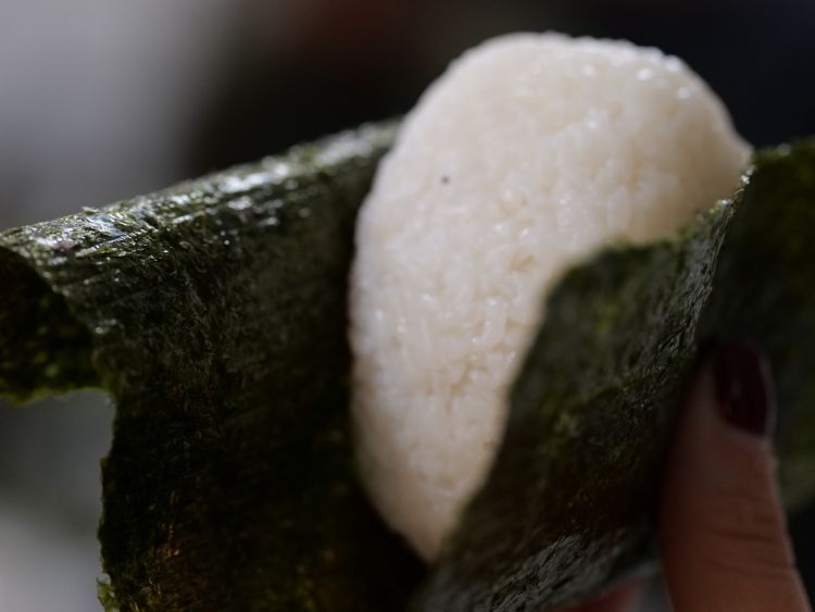 L'Onigiri, tra gli snack prediletti dai giapponesi, pratico da portare in giro