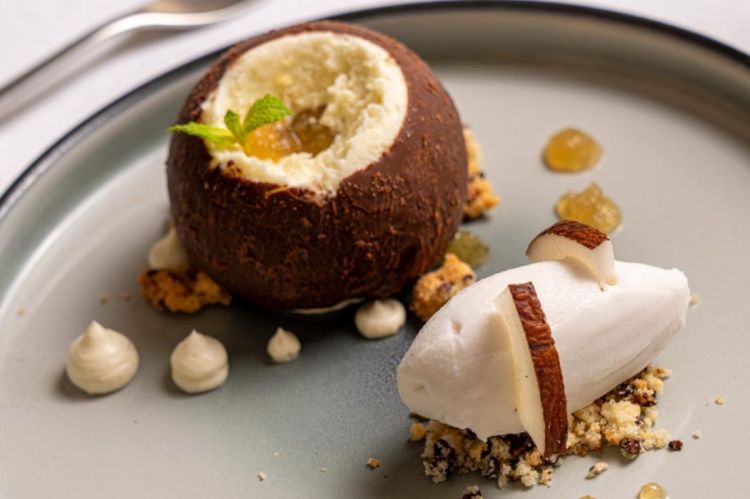 Orizzonte: mousse al cocco con ripieno di ananas cotta nel rum, sorbetto al cocco e crumble alla grue di cacao