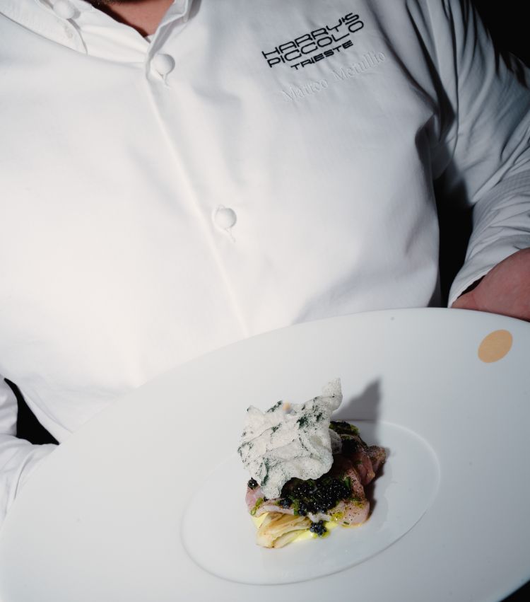 La Caesar Salad di mare firmata da Matteo Metullio
Lattuga alla brace, crudo di ricciola, maionese di midollo di ricciola alla menta, erba cipollina, caviale e riso soffiato
