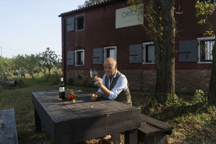 Michel Thoulouze con il suo vino Orto di Venezia
