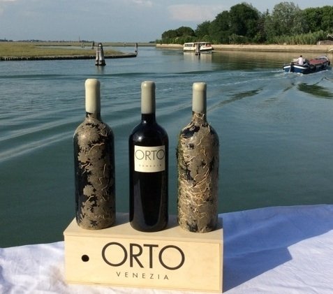 Le bottiglie di Orto e la laguna di Venezia. Un in