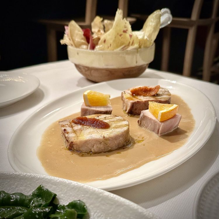 Ricciola con salsa al fieno, ricci di mare e aranc
