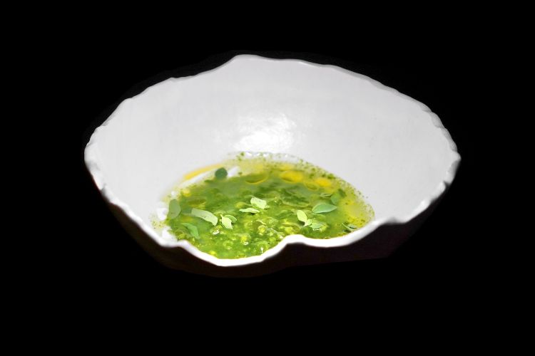 Orzo, biete, mela verde e mandorle: orzo bio mantecato in crema di bietoline verde, pasta di mandorla, estratto di mela verde, maggiorana fresca. Foto Tanio Liotta

