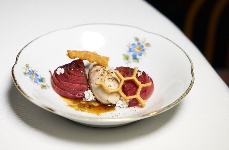 Ossidiana: «Un dessert che è un ponte con l'antico Mediterraneo. Qui, il "rosa mediterraneo" prende forma nel sorbetto di petali di rosa alla brace e in una riduzione di rosa canina e cera d'api. Ispirato alla pietra vulcanica, Ossidiana simboleggia la trasformazione, unendo sapori come incenso, mela, curry e miele per un tributo ai significati profondi di questo mare»