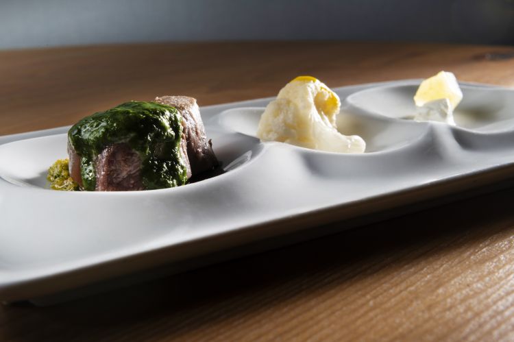 Ossobuco di tonno come un bollito, salsa verde, cavolfiore in giardiniera, mascarpone e mostarda di mela