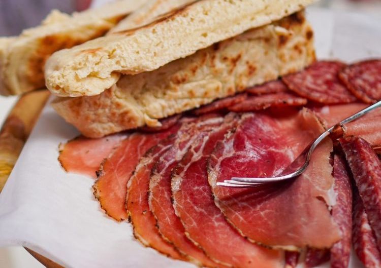 La tipica torta al testo umbra accompagnata dalle selezioni di salumi locali da Osteria a Priori
