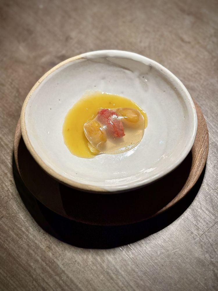 Datterino: tre tipi diversi, cioè pera, rosso e giallo, lavorati con un procedimento simile al dry aged. Vengono lievemente essiccati, reidratati in acqua di pomodoro fermentata, ancora essiccati a temperatura ambiente. Assumono una texture particolare, con un mordente importante, dato dalla pelle spessa. Sono serviti con un velo di gelatina al Sambal, salsa piccante indonesiana, e terminati con brodo freddo di susina gialla e pomodoro cuor di bue