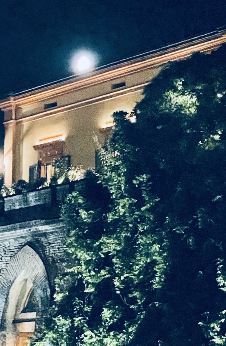 Un particolare dell'Osteria del Viandante nella notte di Rubiera