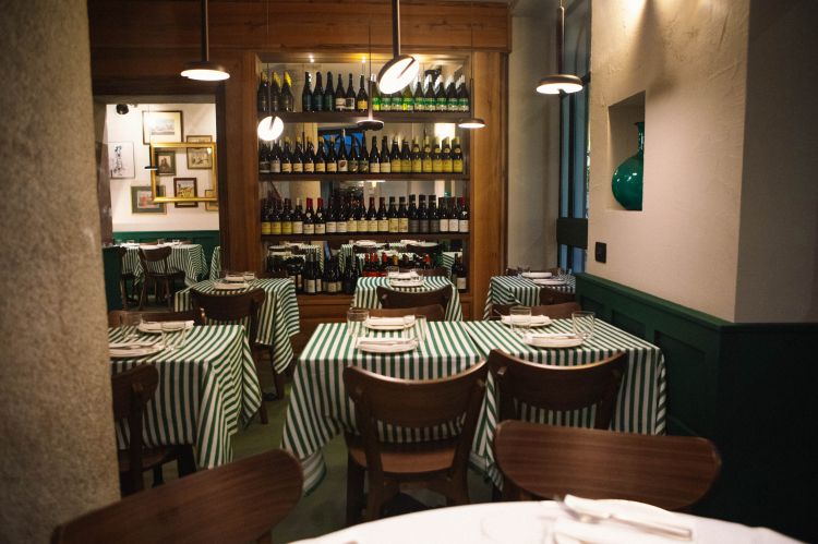 All'interno ci sono 70 coperti in un ambiente che vuole essere formale e conviviale, come &egrave; nello spirito e nella filosofia del Borgia Group
