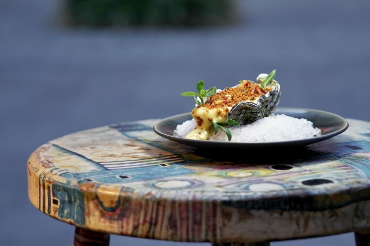 Ostrica alla brace, salsa bernese, pancetta affumicata, mollica siciliana: il primo piatto ideato da Falsaperla nella sua ancora giovanissima carriera

