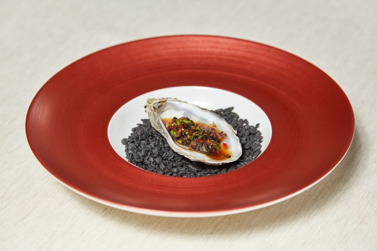 Steamed Chinese Oyster, un’ostrica al vapore con limone, soia nera e peperoncino (foto di Daniele Mari)
