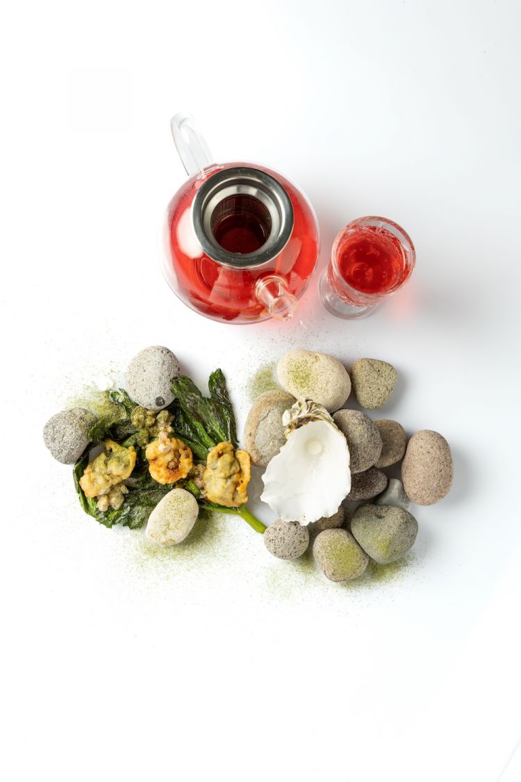 Ostrica servita in tempura accompagnata da un calice di kombucha di karkadé e tè verde