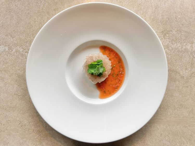 Ostrica n.3 della Normandia con sorbetto ai pinoli, carpaccio di pera marinato all’aceto di fragole, salsa di fragole