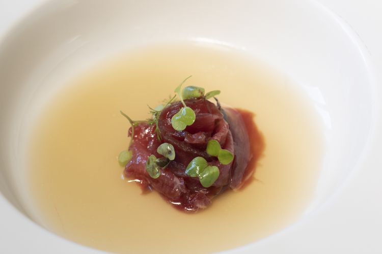 Il piatto presentato da Solaika Marrocco nel corso della sua lezione: un carpaccio di agnello marinato, servito con brodo di mela annurca grigliata
